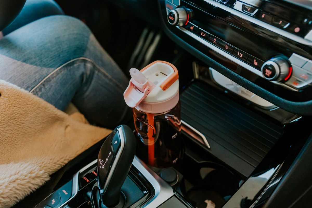 Bidon ze słomką Kambukka Lagoon 750 ml Mango Tango– tritan, słomka do ostatniej kropli, schowany ustnik, lekka, szczelna, bez BPA, idealna na rower i siłownię, kolor: brzoskwiniowy