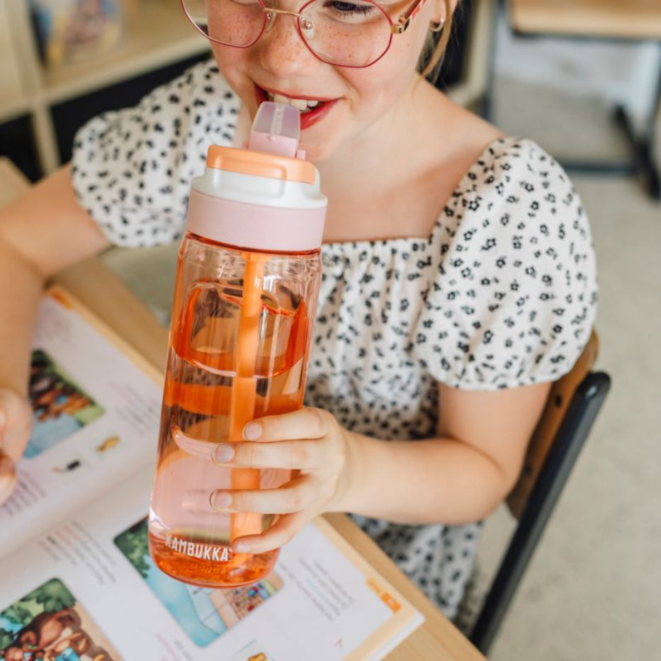 Bidon ze słomką Kambukka Lagoon 750 ml Mango Tango– tritan, słomka do ostatniej kropli, schowany ustnik, lekka, szczelna, bez BPA, idealna na rower i siłownię, kolor: brzoskwiniowy