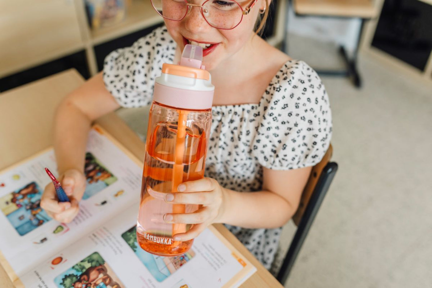 Bidon ze słomką Kambukka Lagoon 750 ml Mango Tango– tritan, słomka do ostatniej kropli, schowany ustnik, lekka, szczelna, bez BPA, idealna na rower i siłownię, kolor: brzoskwiniowy