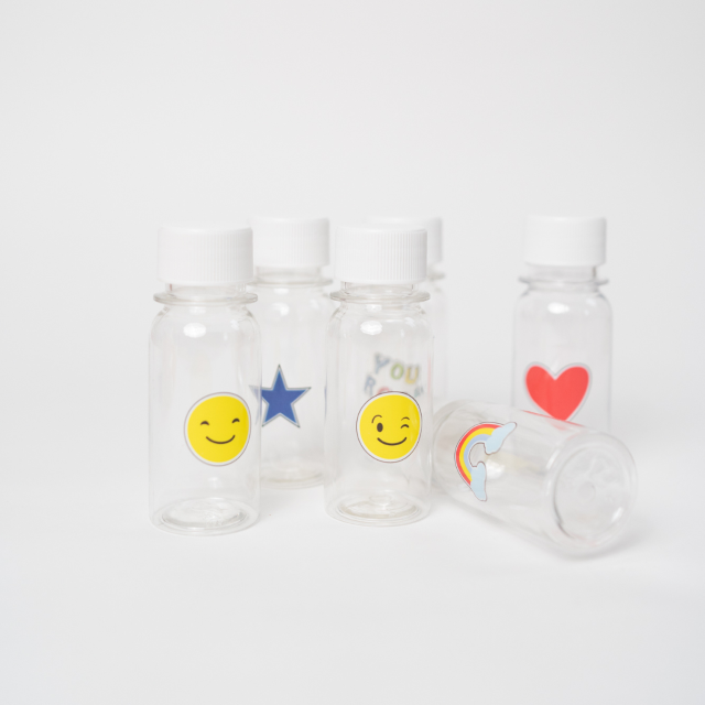 Mini buteleczki Yumbox – kompaktowe, szczelne, do napojów, idealne dla dzieci do szkoły, wzór: serce/buźka