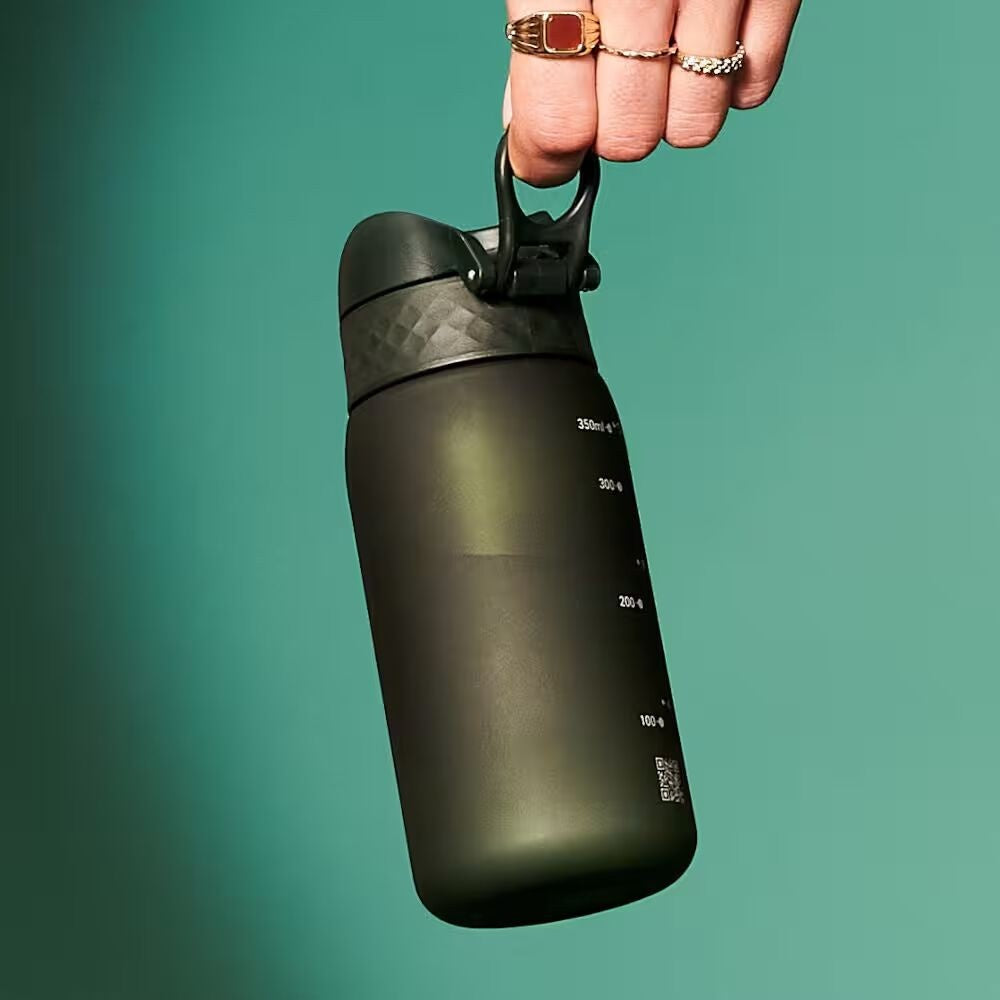 Bidon dla dzieci Ion8 Pod Dark Green 350 ml – szczelny, lekki i otwierany na klik. Kolor: ciemnozielony