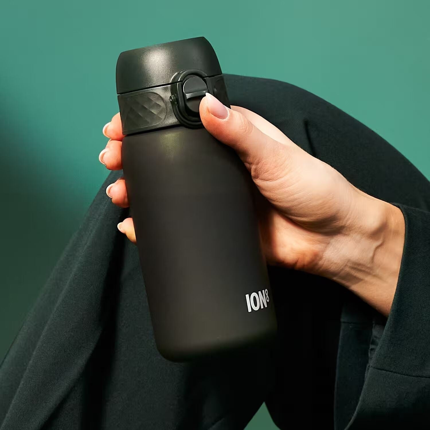 Bidon dla dzieci Ion8 Pod Dark Green 350 ml – szczelny, lekki i otwierany na klik. Kolor: ciemnozielony