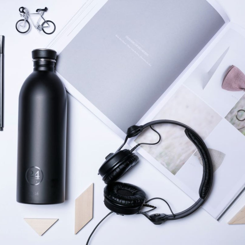 Urban Bottle Stone Tuxedo Black 1 l – lekka, szczelna butelka ze stali nierdzewnej, idealna na co dzień.