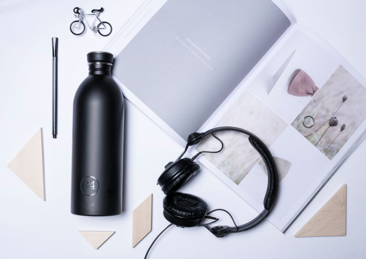 Urban Bottle Stone Tuxedo Black 1 l – lekka, szczelna butelka ze stali nierdzewnej, idealna na co dzień.