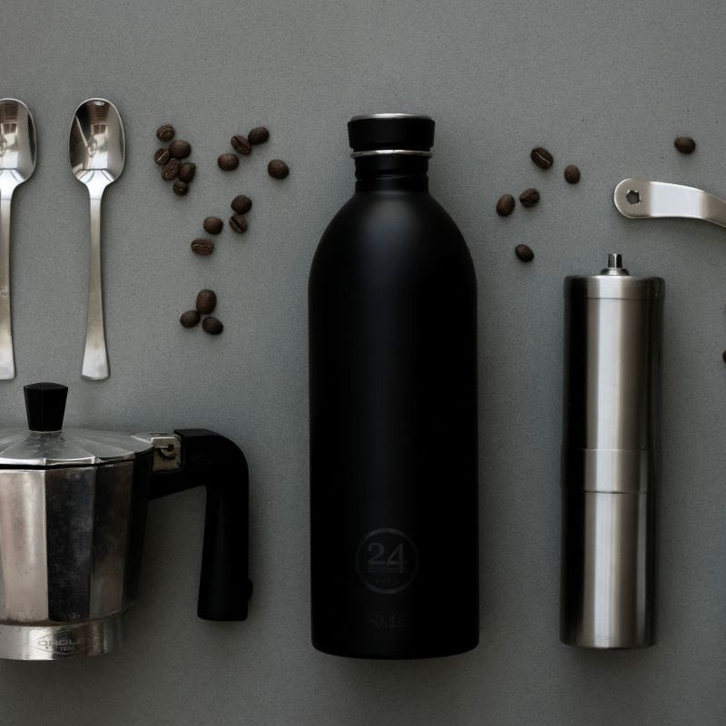 Urban Bottle Stone Tuxedo Black 1 l – lekka, szczelna butelka ze stali nierdzewnej, idealna na co dzień.