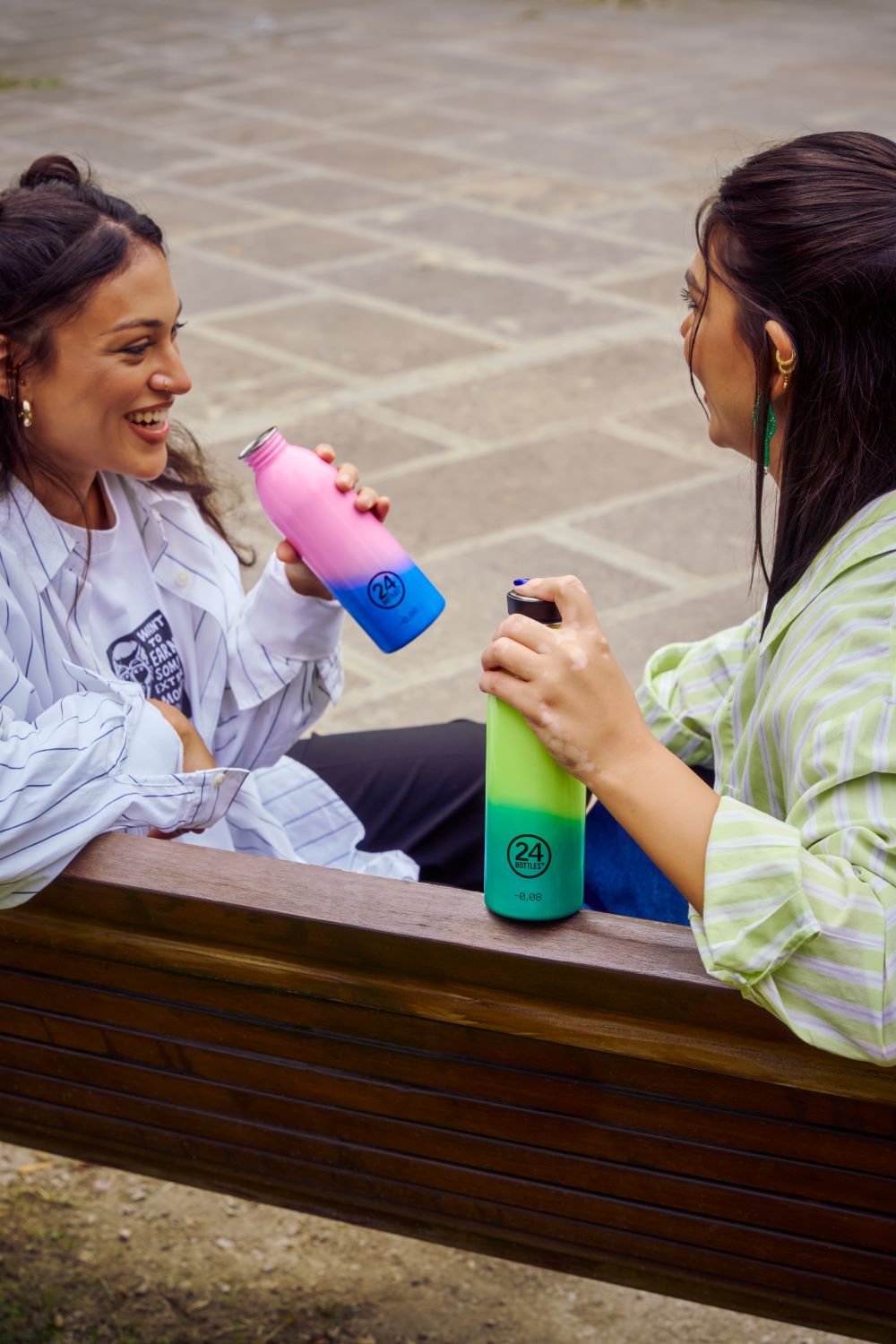 Butelka na wode 24bottles REactive 500 ml – lekka, zmienia kolor pod wpływem zimna, 100% szczelna, kolor: różowa/niebieska