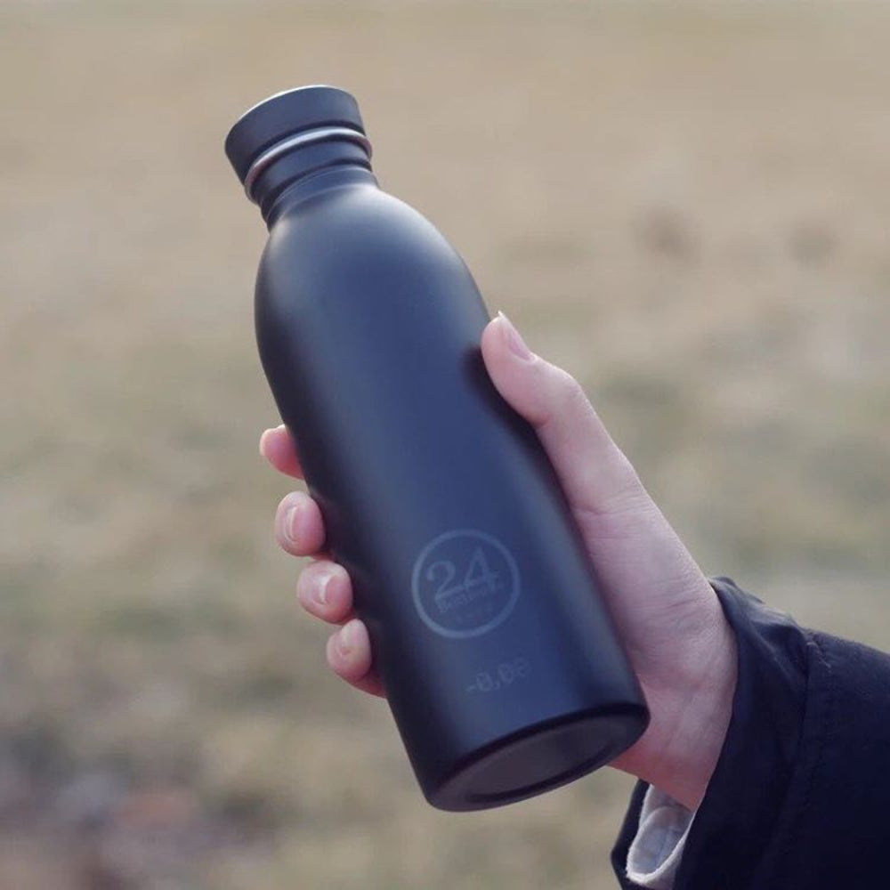 Urban Bottle Stone Tuxedo Black 500 ml – lekka, szczelna butelka ze stali nierdzewnej, idealna na co dzień.