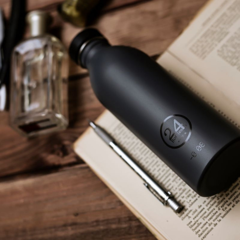 Urban Bottle Stone Tuxedo Black 500 ml – lekka, szczelna butelka ze stali nierdzewnej, idealna na co dzień.