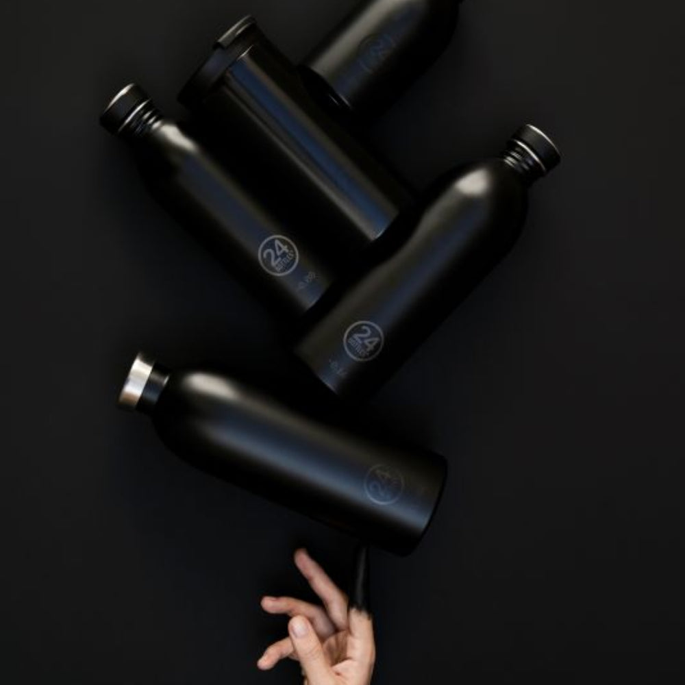 Urban Bottle Stone Tuxedo Black 500 ml – lekka, szczelna butelka ze stali nierdzewnej, idealna na co dzień.