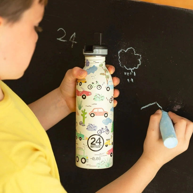 Butelka na wodę dla dzieci 24Bottles Adventure Friends – bezpieczna, lekka i szczelna butelka wielorazowa z matowym wykończeniem, wzór: pojazdy