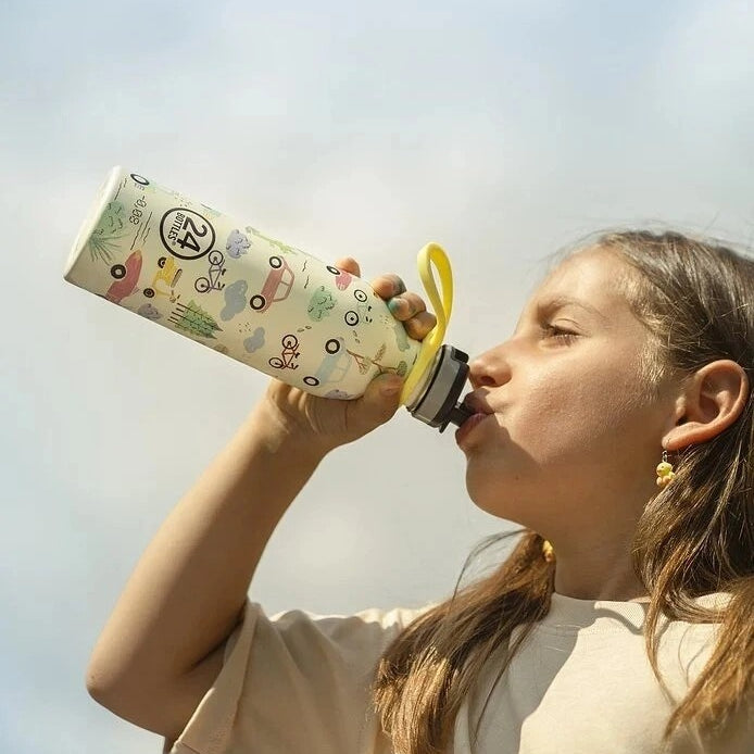 Butelka na wodę dla dzieci 24Bottles Adventure Friends – bezpieczna, lekka i szczelna butelka wielorazowa z matowym wykończeniem, wzór: pojazdy