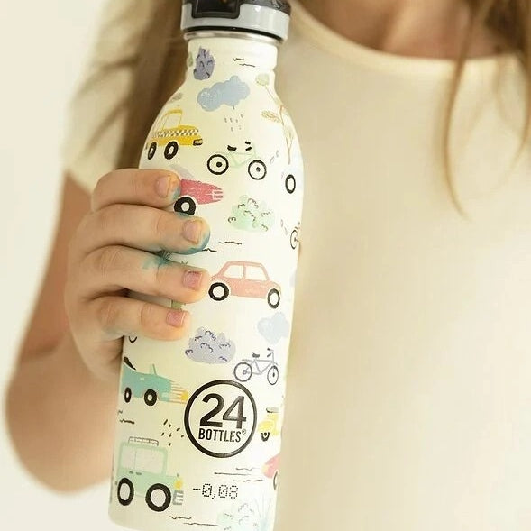Butelka na wodę dla dzieci 24Bottles Adventure Friends – bezpieczna, lekka i szczelna butelka wielorazowa z matowym wykończeniem, wzór: pojazdy