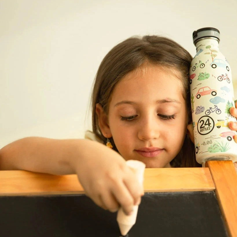 Butelka na wodę dla dzieci 24Bottles Adventure Friends – bezpieczna, lekka i szczelna butelka wielorazowa z matowym wykończeniem, wzór: pojazdy