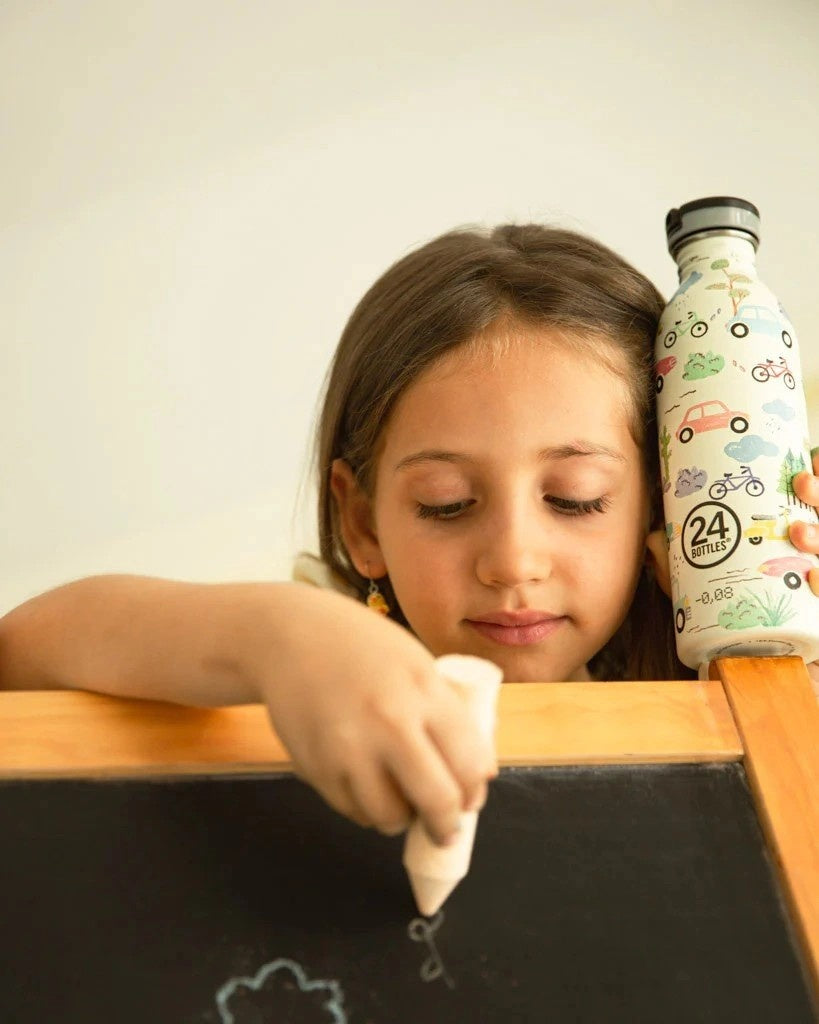 Butelka na wodę dla dzieci 24Bottles Adventure Friends – bezpieczna, lekka i szczelna butelka wielorazowa z matowym wykończeniem, wzór: pojazdy