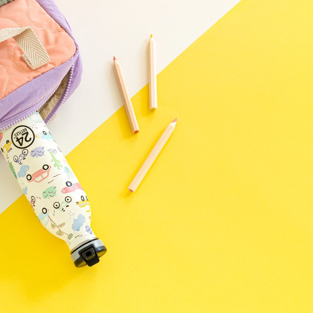 Butelka na wodę dla dzieci 24Bottles Adventure Friends – bezpieczna, lekka i szczelna butelka wielorazowa z matowym wykończeniem, wzór: pojazdy