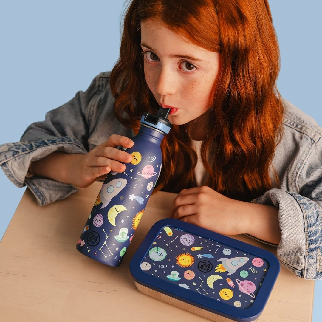 Butelka na wodę dla dzieci 24Bottles Space Friends – bezpieczna, lekka i szczelna butelka wielorazowa z matowym wykończeniem, wzór: kosmos