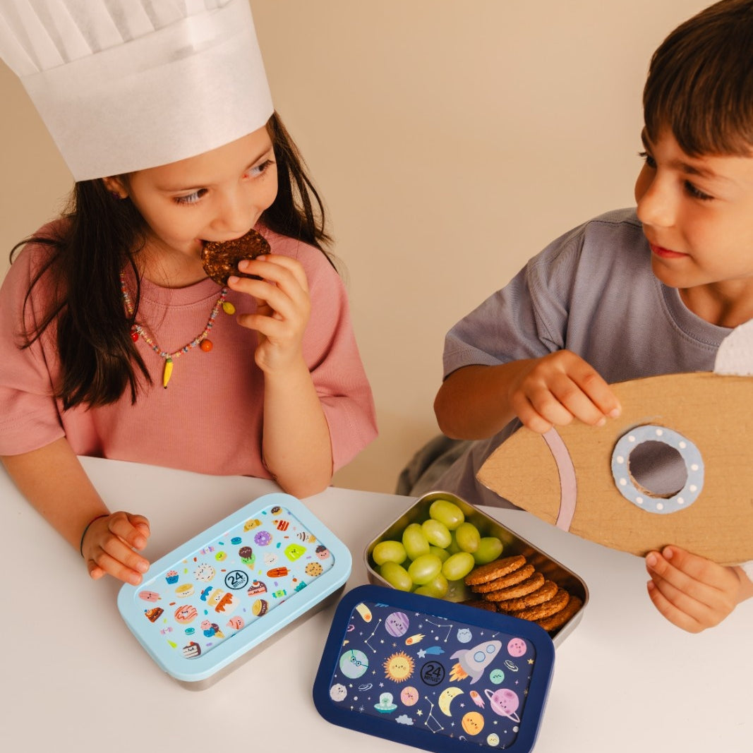 Butelka na wodę dla dzieci 24Bottles Space Friends – bezpieczna, lekka i szczelna butelka wielorazowa z matowym wykończeniem, wzór: kosmos