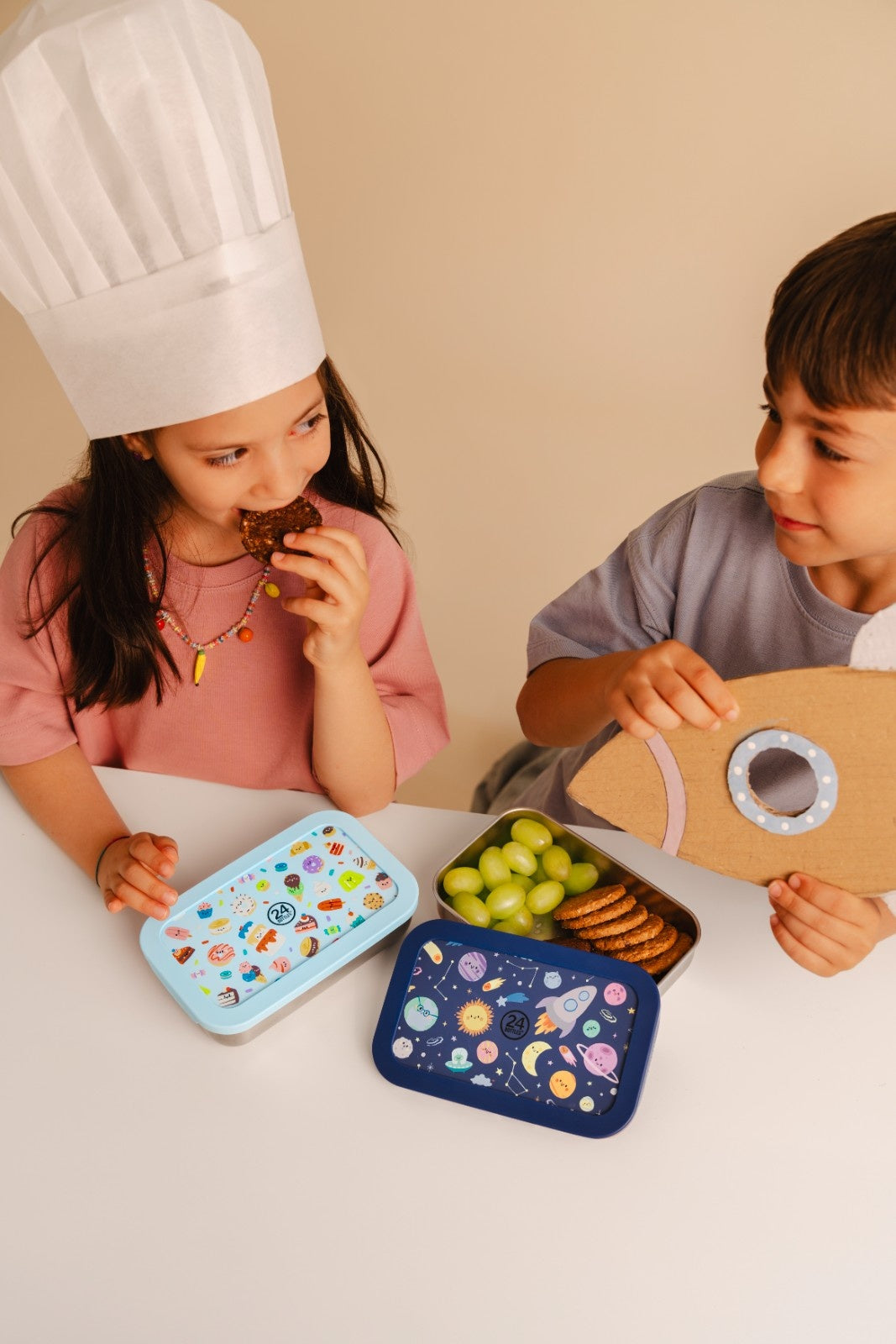 Butelka na wodę dla dzieci 24Bottles Space Friends – bezpieczna, lekka i szczelna butelka wielorazowa z matowym wykończeniem, wzór: kosmos