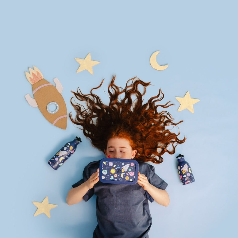 Butelka na wodę dla dzieci 24Bottles Space Friends – bezpieczna, lekka i szczelna butelka wielorazowa z matowym wykończeniem, wzór: kosmos