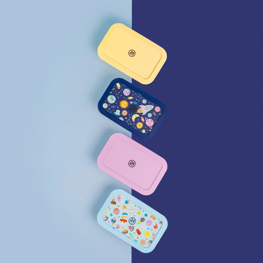 Butelka na wodę dla dzieci 24Bottles Space Friends – bezpieczna, lekka i szczelna butelka wielorazowa z matowym wykończeniem, wzór: kosmos