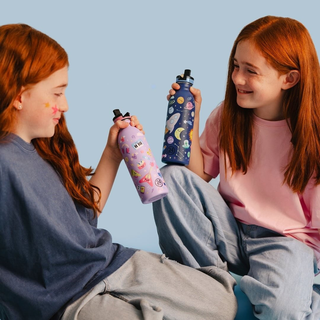Butelka na wodę dla dzieci 24Bottles Space Friends – bezpieczna, lekka i szczelna butelka wielorazowa z matowym wykończeniem, wzór: kosmos