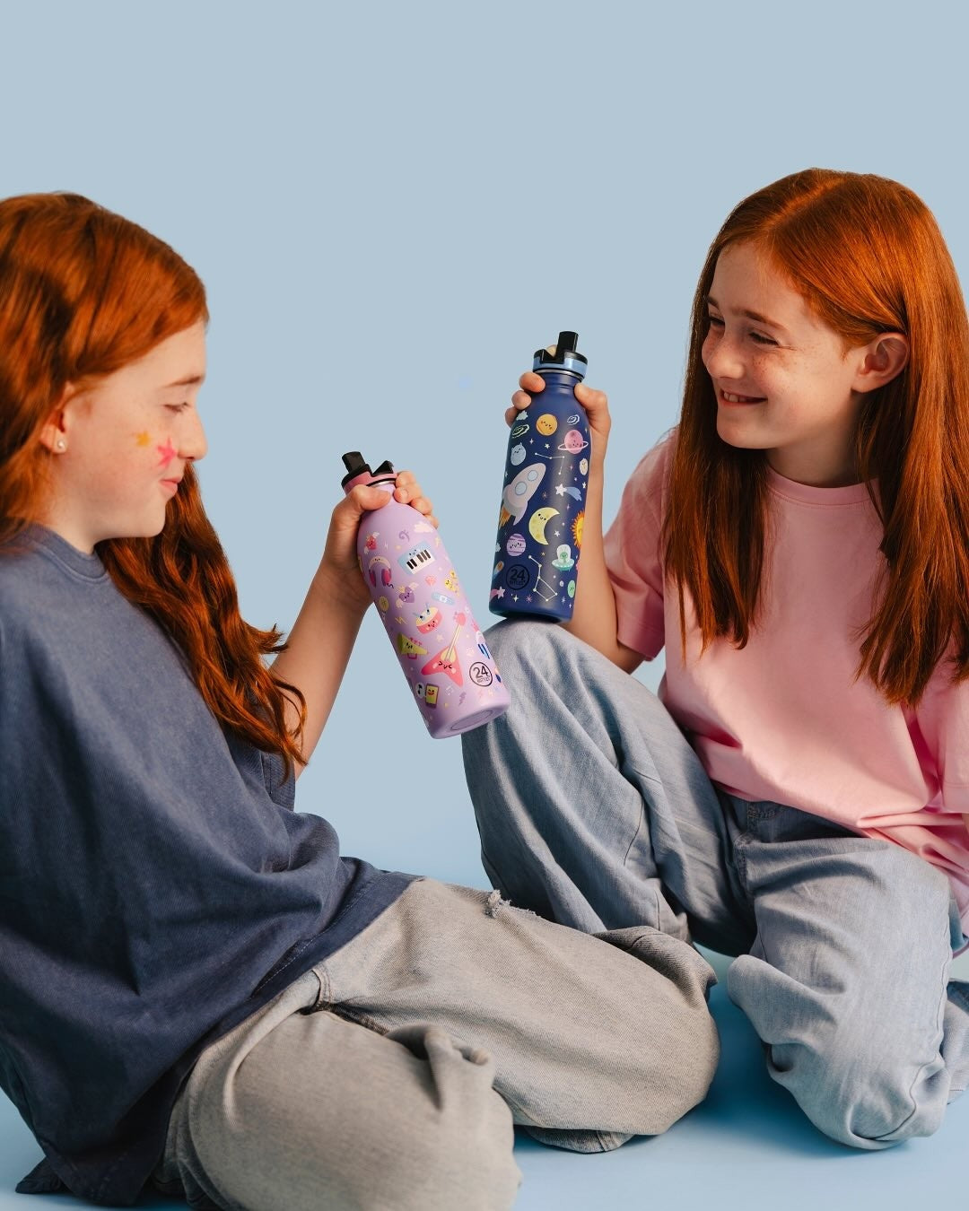 Butelka na wodę dla dzieci 24Bottles Space Friends – bezpieczna, lekka i szczelna butelka wielorazowa z matowym wykończeniem, wzór: kosmos