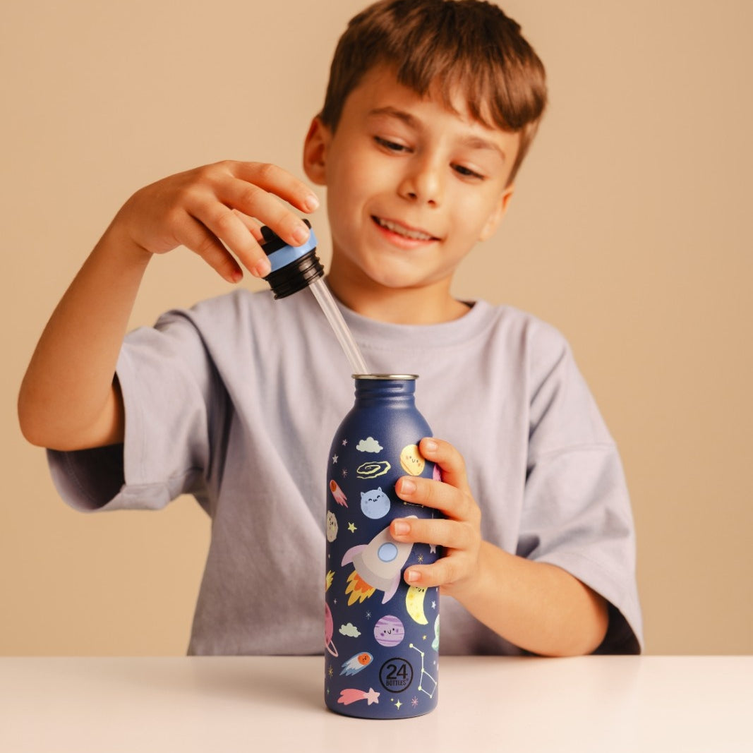 Butelka na wodę dla dzieci 24Bottles Space Friends – bezpieczna, lekka i szczelna butelka wielorazowa z matowym wykończeniem, wzór: kosmos