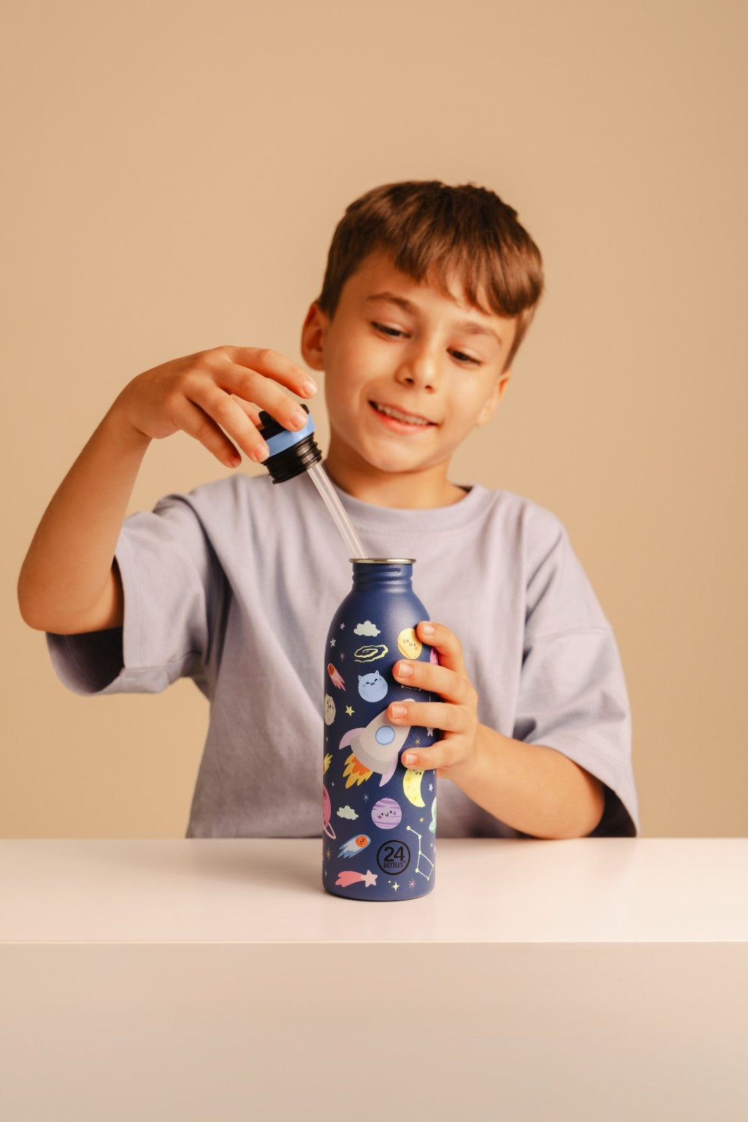Butelka na wodę dla dzieci 24Bottles Space Friends – bezpieczna, lekka i szczelna butelka wielorazowa z matowym wykończeniem, wzór: kosmos