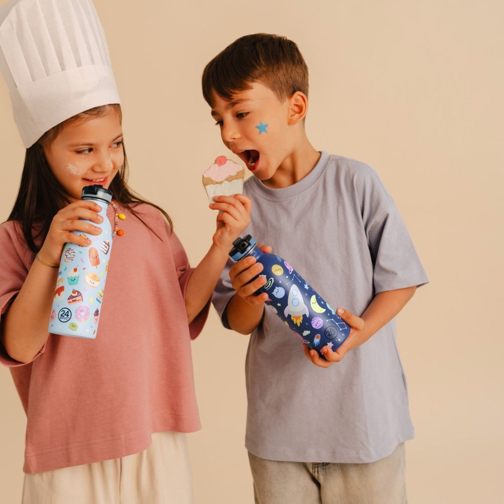 Butelka na wodę dla dzieci 24Bottles Space Friends – bezpieczna, lekka i szczelna butelka wielorazowa z matowym wykończeniem, wzór: kosmos