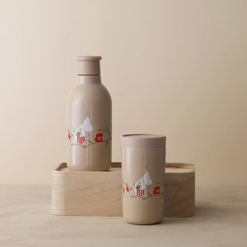 Brązowa butelka termiczna RIG-TIG Moominmammas Tea Party - utrzymuje ciepło do 9 h i zimno do 18 h. Stal nierdzewna, 100% szczelna, wolna od BPA