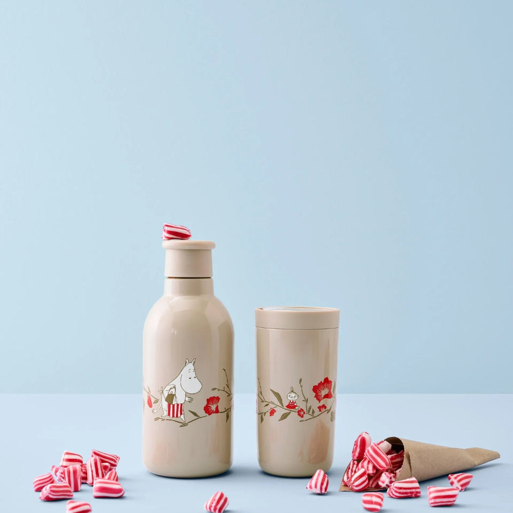 Brązowa butelka termiczna RIG-TIG Moominmammas Tea Party - utrzymuje ciepło do 9 h i zimno do 18 h. Stal nierdzewna, 100% szczelna, wolna od BPA