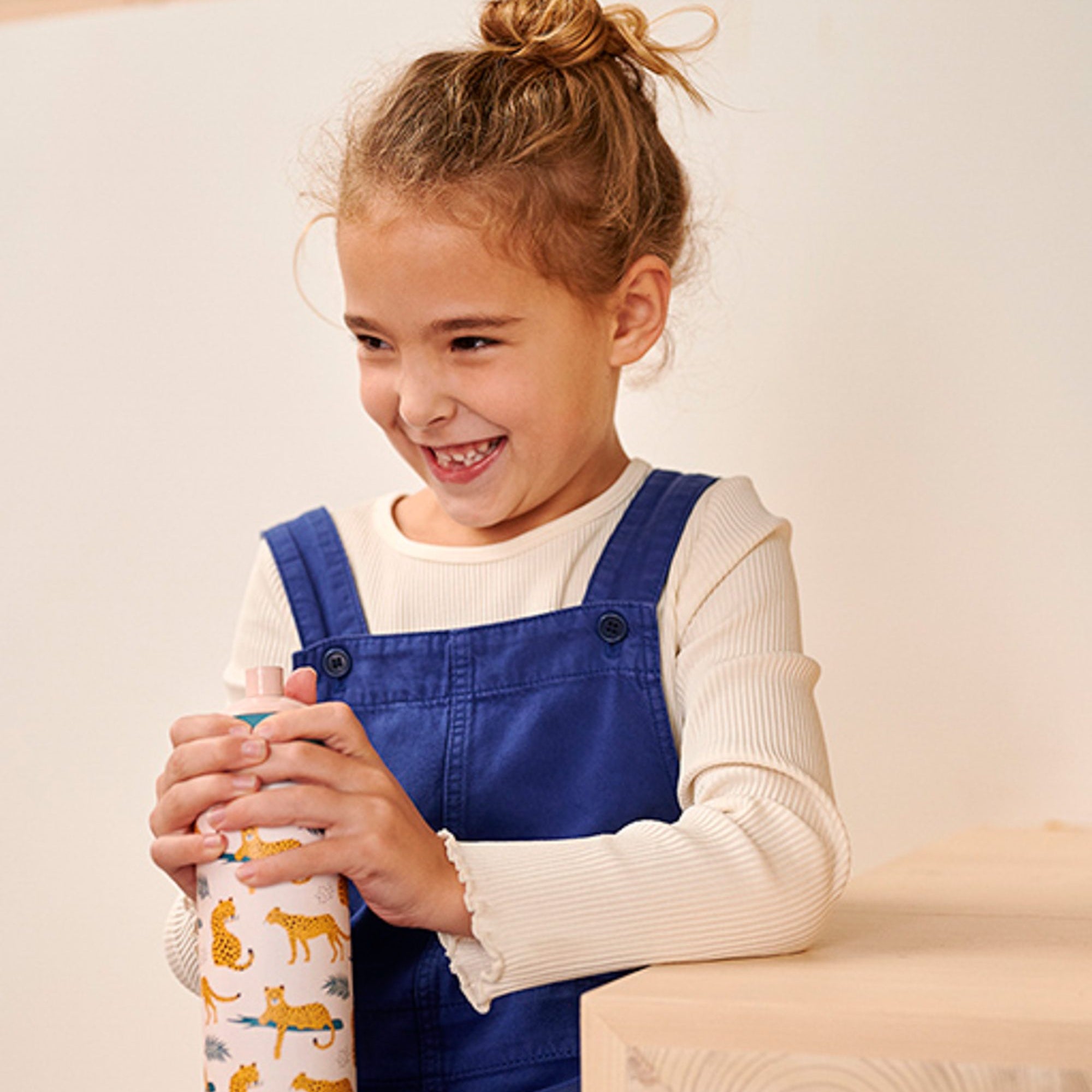 Butelka termiczna Mepal dla dzieci – stal nierdzewna, słomka i uchwyt, wzór: flowers/butterflies