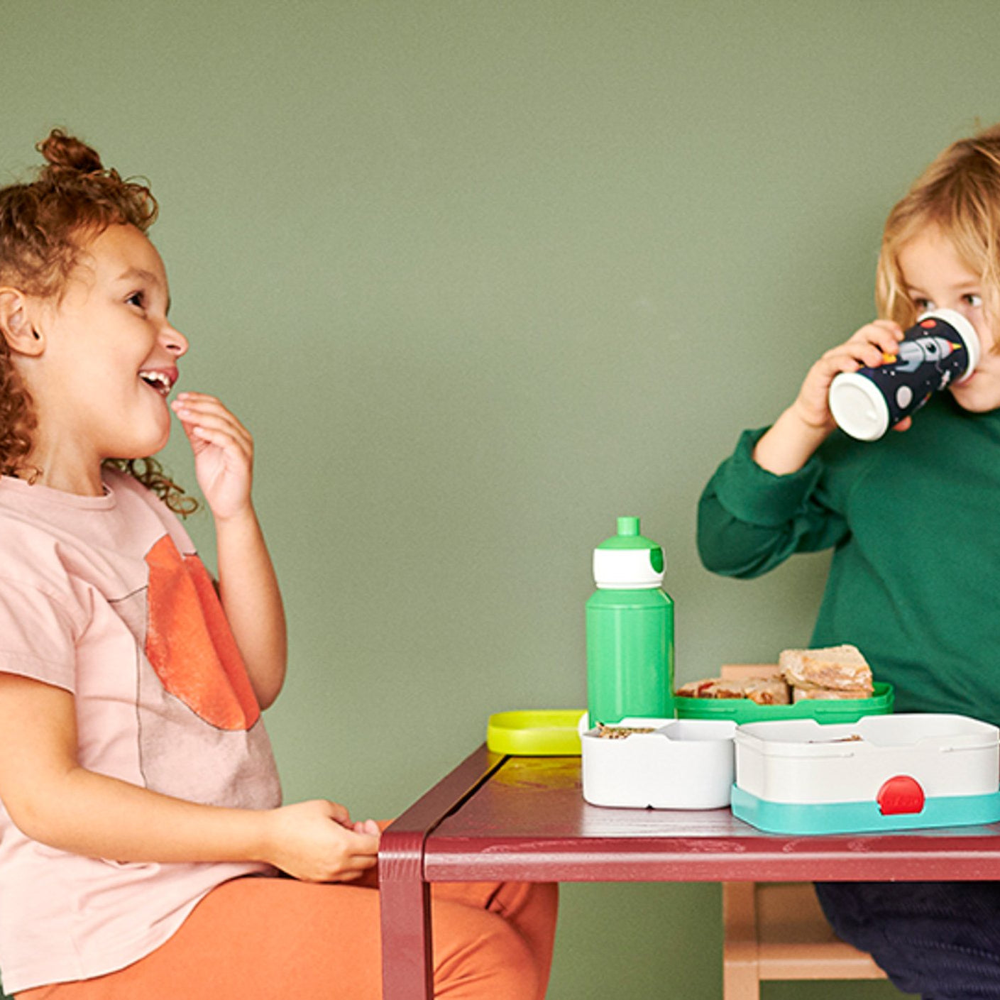 Butelka termiczna Mepal dla dzieci – stal nierdzewna, słomka i uchwyt, wzór: flowers/butterflies