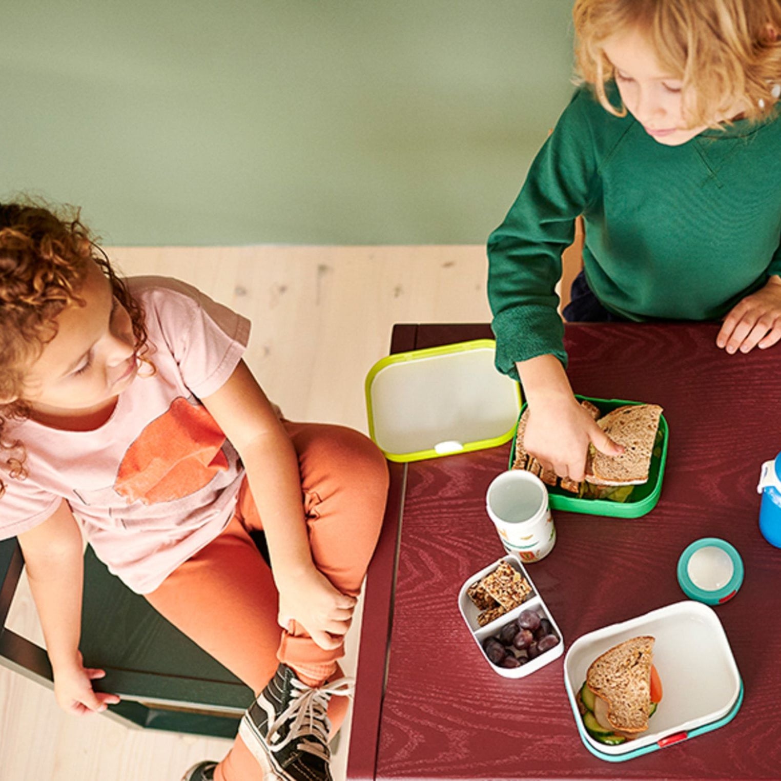 Butelka termiczna Mepal dla dzieci – stal nierdzewna, słomka i uchwyt, wzór: flowers/butterflies