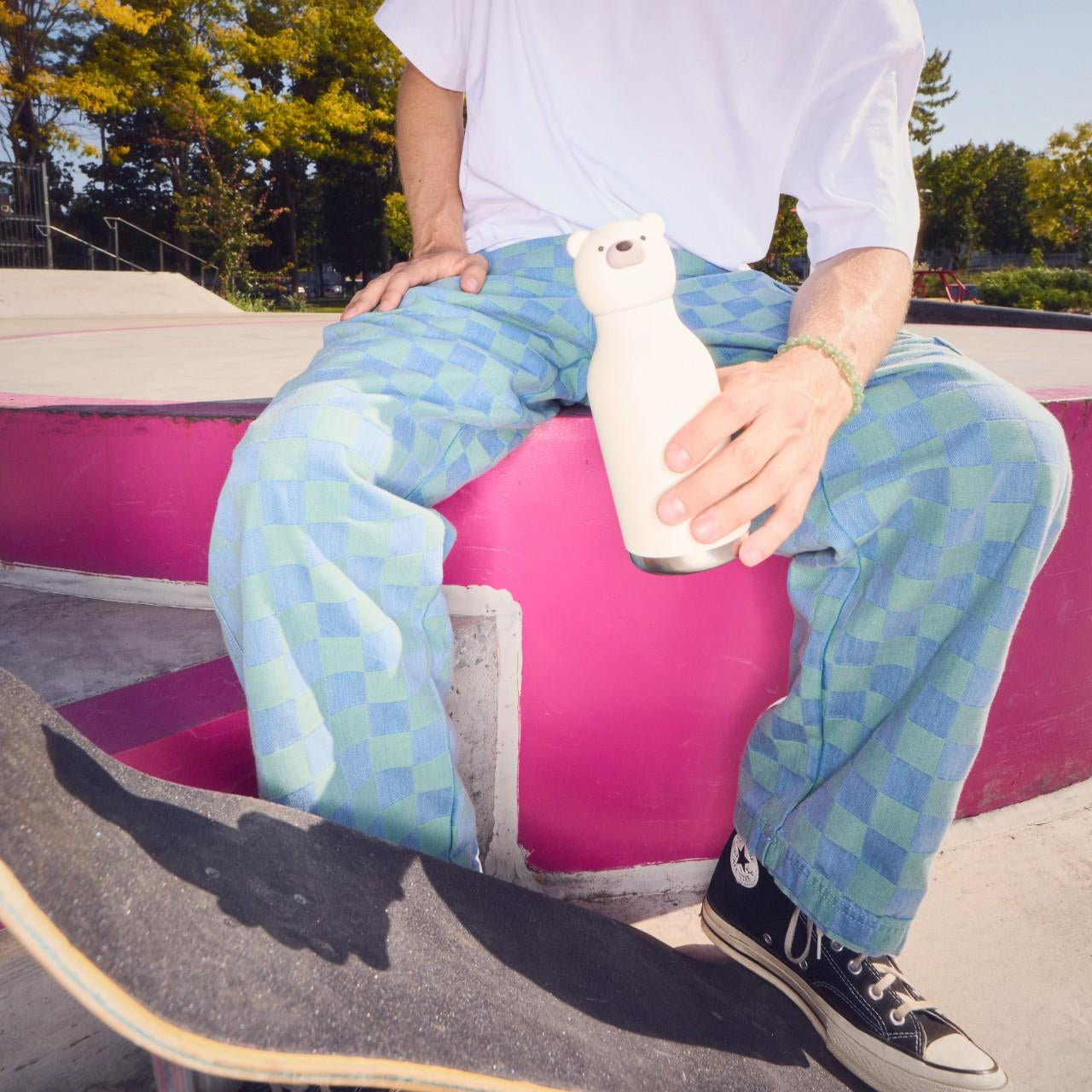 Asobu Bestie Bottle – biała butelka termiczna 460 ml dla dzieci, uroczy wzór niedźwiedzia, słomka, stal nierdzewna, izolacja termiczna.