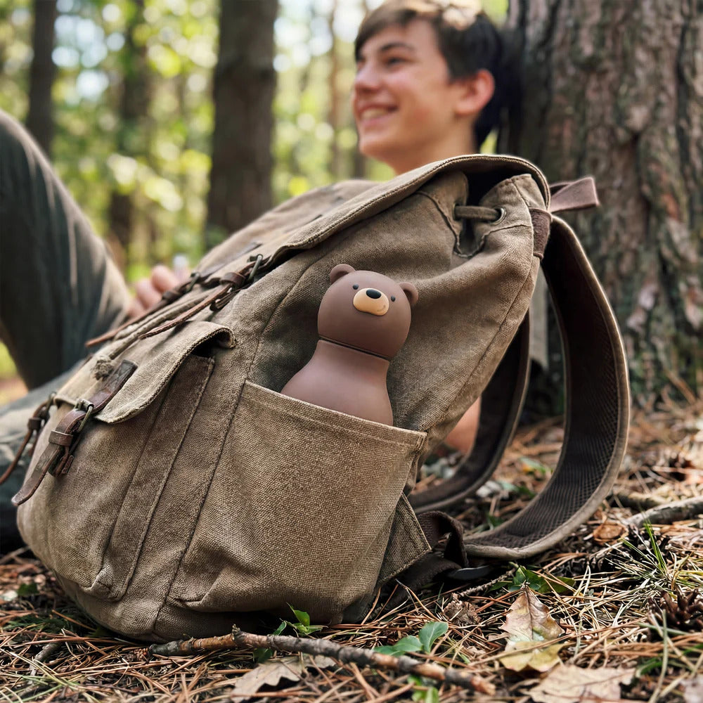 Asobu Bestie Bottle Brown Bear – brązowa butelka termiczna 460 ml dla dzieci, uroczy wzór misia, słomka, stal nierdzewna, izolacja termiczna.