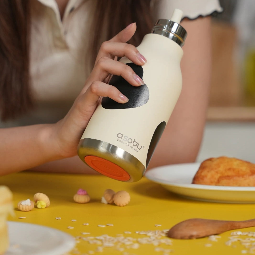 Asobu Bestie Bottle Cow – biało-czarna butelka termiczna 460 ml dla dzieci, uroczy wzór krowy, słomka, stal nierdzewna, izolacja termiczna.