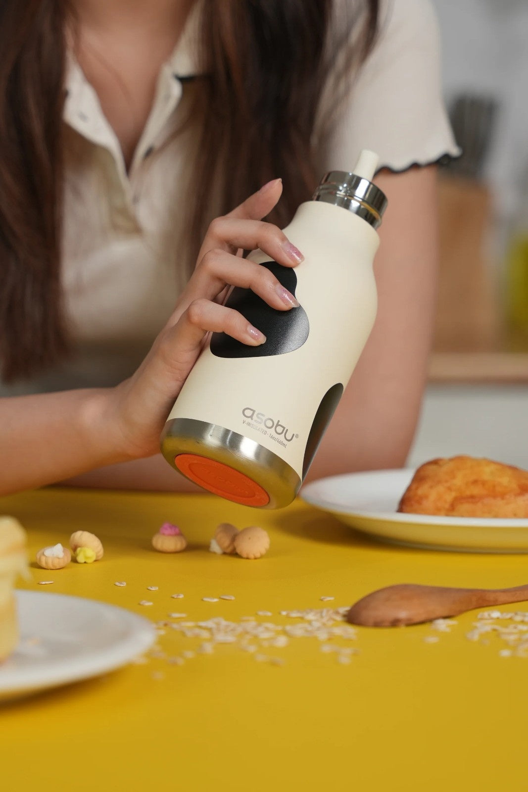 Asobu Bestie Bottle Cow – biało-czarna butelka termiczna 460 ml dla dzieci, uroczy wzór krowy, słomka, stal nierdzewna, izolacja termiczna.