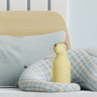 Asobu Bestie Bottle – żółta butelka termiczna 460 ml dla dzieci, uroczy wzór pieska, słomka, stal nierdzewna, izolacja termiczna.