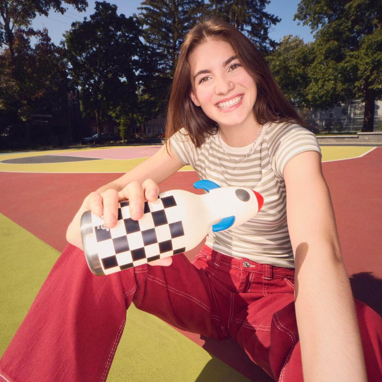 Asobu Bestie Bottle – czarno-biała butelka termiczna 460 ml dla dzieci, uroczy wzór rakiety, słomka, stal nierdzewna, izolacja termiczna.