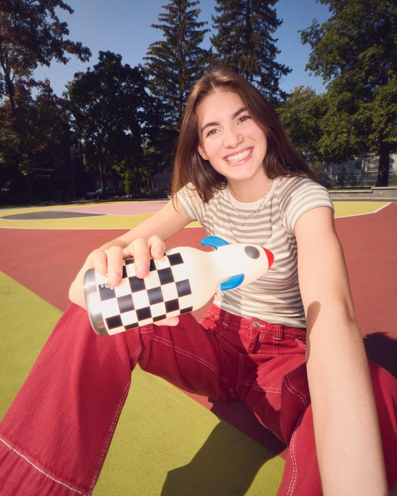 Asobu Bestie Bottle – czarno-biała butelka termiczna 460 ml dla dzieci, uroczy wzór rakiety, słomka, stal nierdzewna, izolacja termiczna.