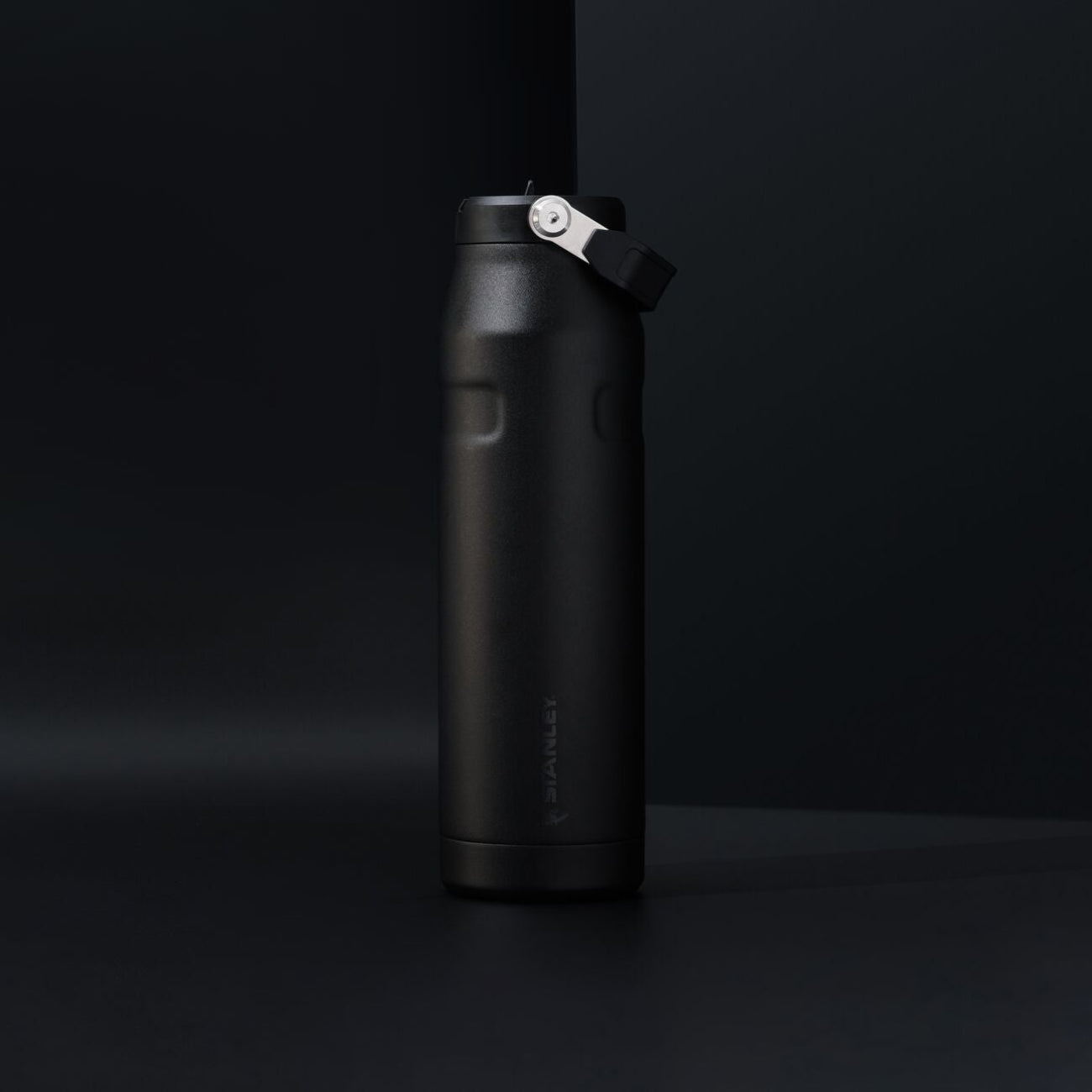 Czarna butelka termiczna Stanley IceFlow™ 1000 ml – szczelny system Flip Straw