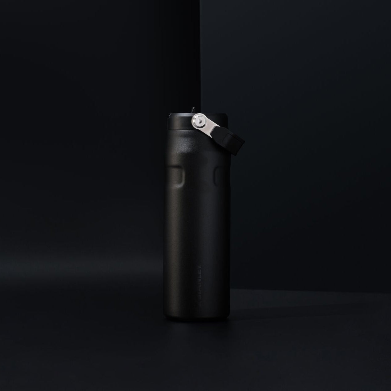 Stanley IceFlow™ Flip Straw – czarna butelka wolna od BPA, można myć w zmywarce