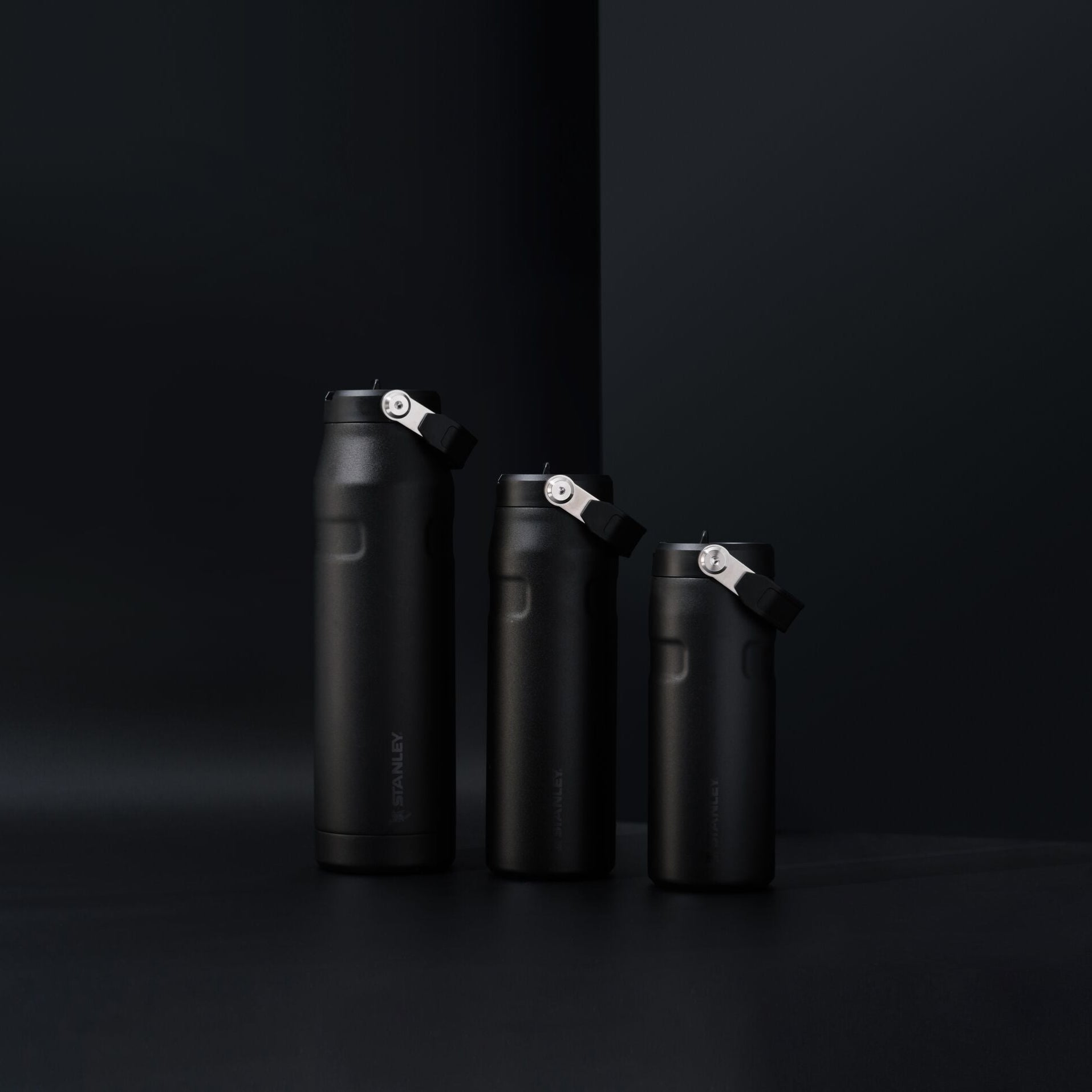 Klasyczna czarna butelka Stanley 1 l – ergonomiczny design z rączką do przenoszenia