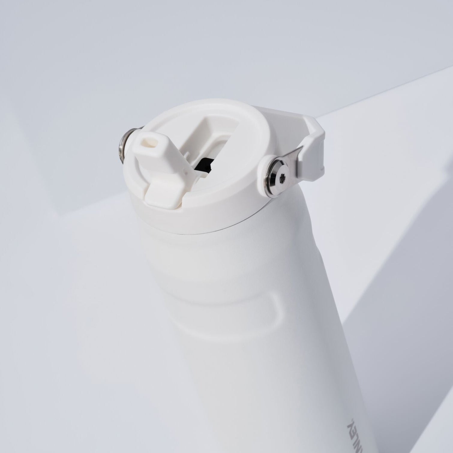 Stanley IceFlow™ Frost – butelka stalowa 700 ml z izolacją próżniową