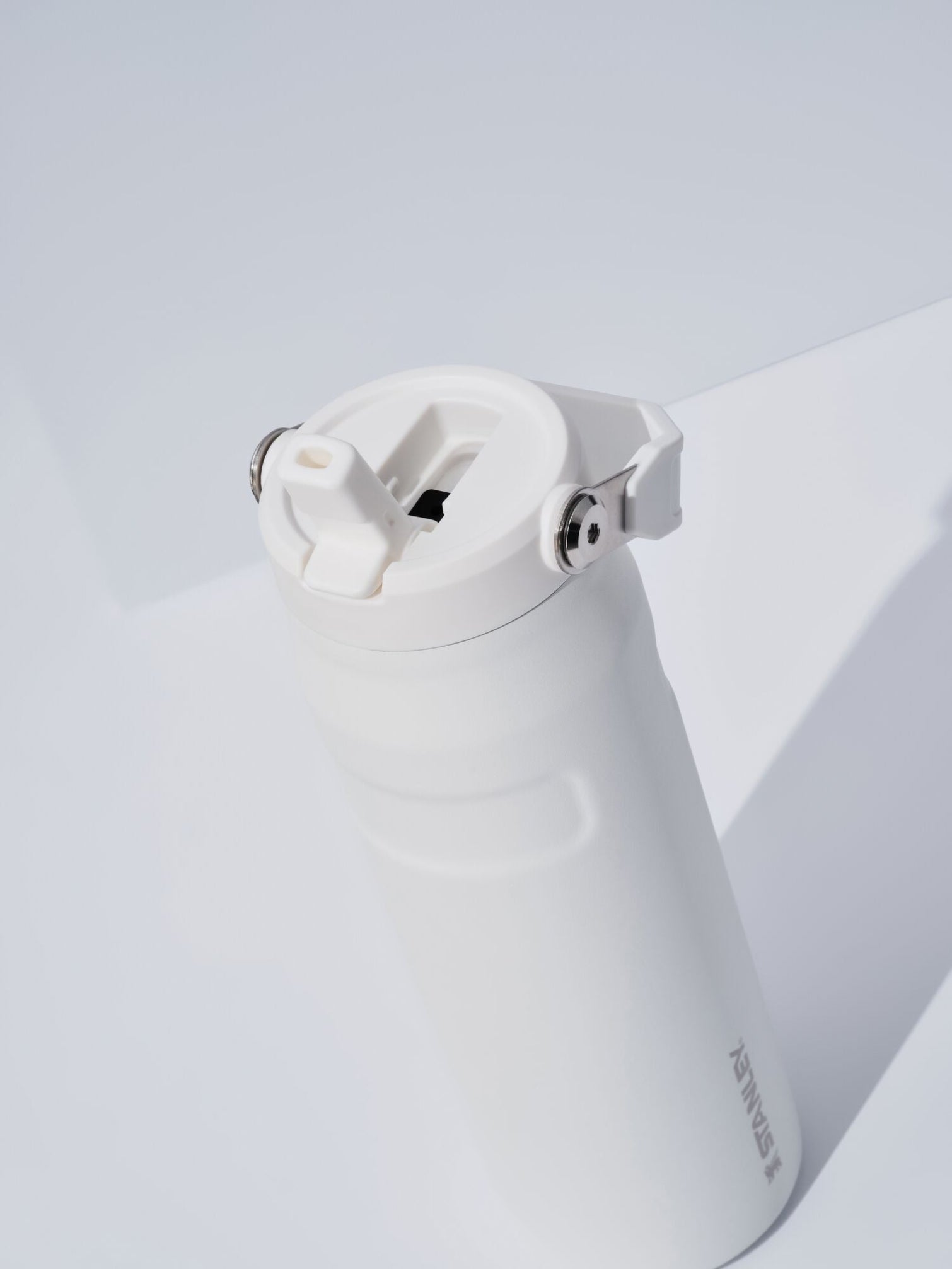 Stanley IceFlow™ Frost – butelka stalowa 700 ml z izolacją próżniową