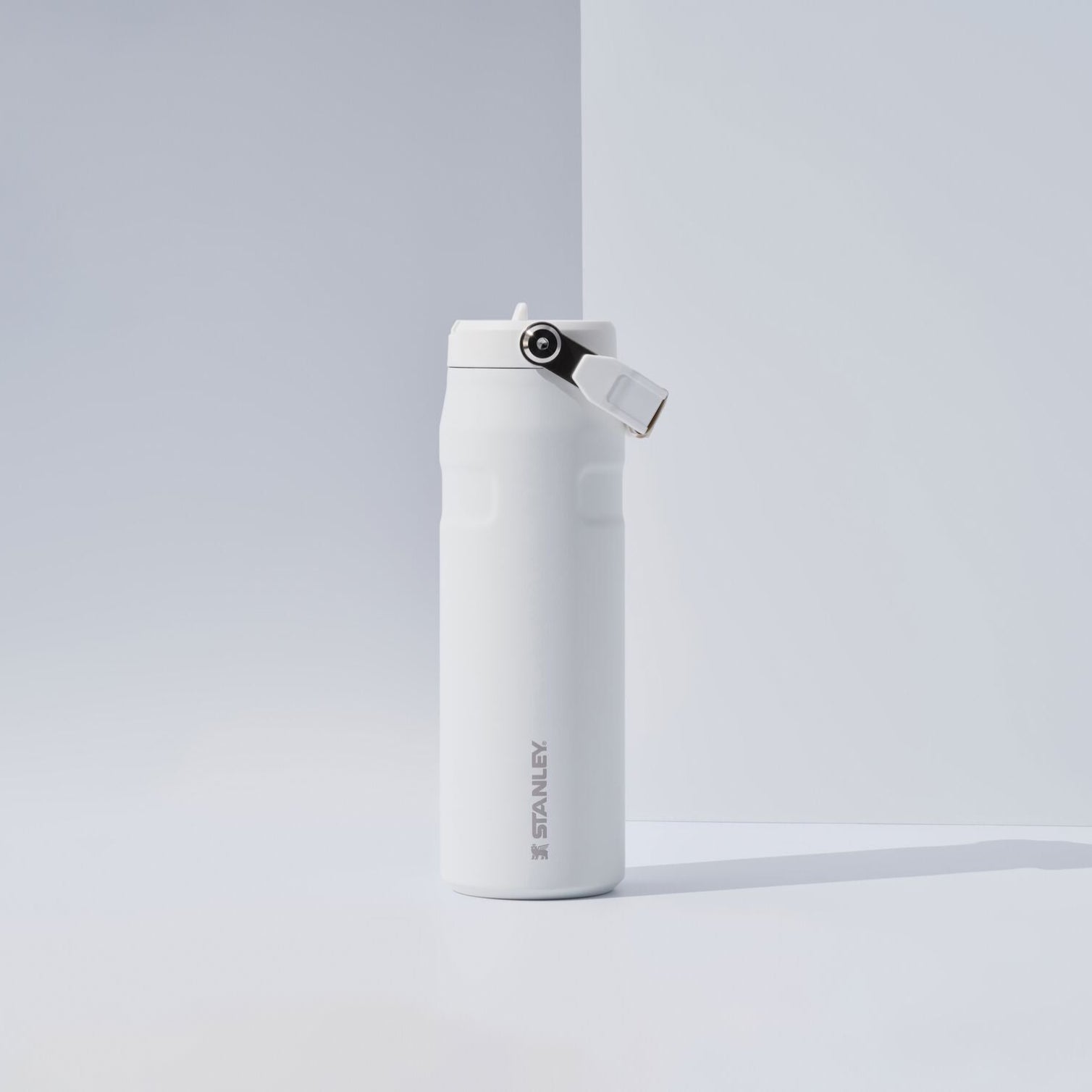 Stanley IceFlow™ Flip Straw 0,7 l – szczelna butelka sportowa w kolorze białym