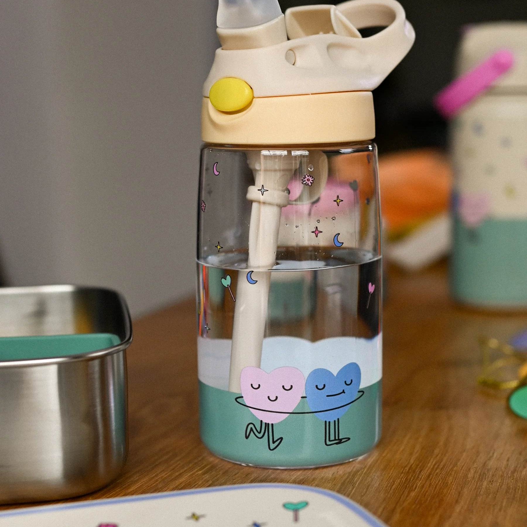 The Cotton Cloud Dancing Hearts 480 ml – bidon dla dzieci, odporny na upadki, lekki i wygodny w użyciu, wzór: serduszka