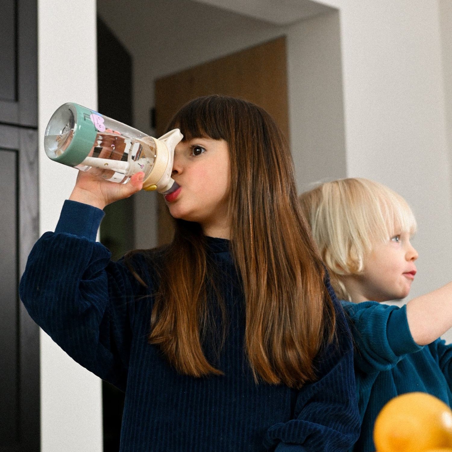 The Cotton Cloud Dancing Hearts 480 ml – bidon dla dzieci, odporny na upadki, lekki i wygodny w użyciu, wzór: serduszka