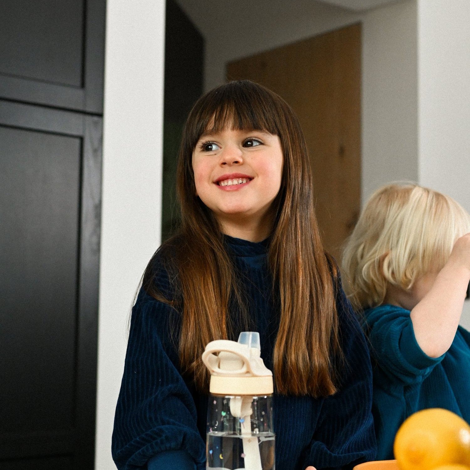 The Cotton Cloud Dancing Hearts 480 ml – bidon dla dzieci, odporny na upadki, lekki i wygodny w użyciu, wzór: serduszka